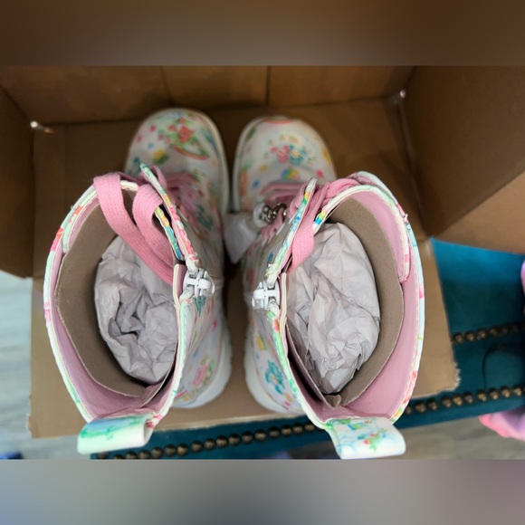 🌈 🐻 💖🌸 NWT HAPPY STEPS COMBAT BOOT

DOLLS KILL X CARE BEARS - Picture 6 of 7